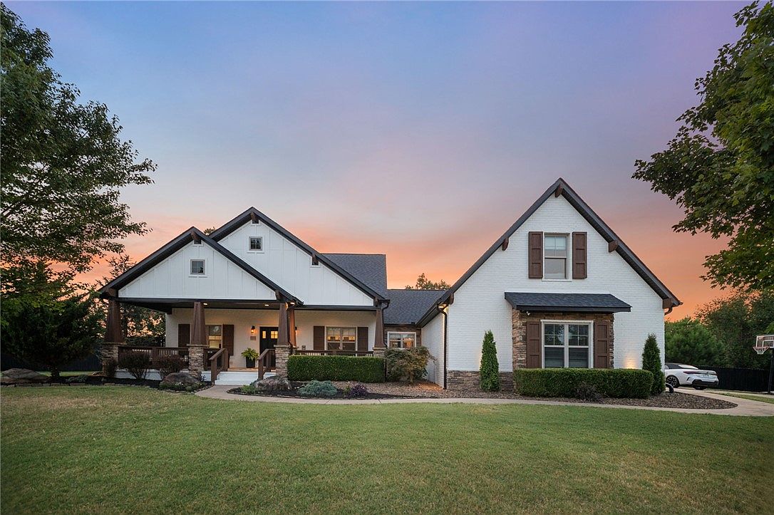 12175 Lost Oak Dr, Bentonville, AR